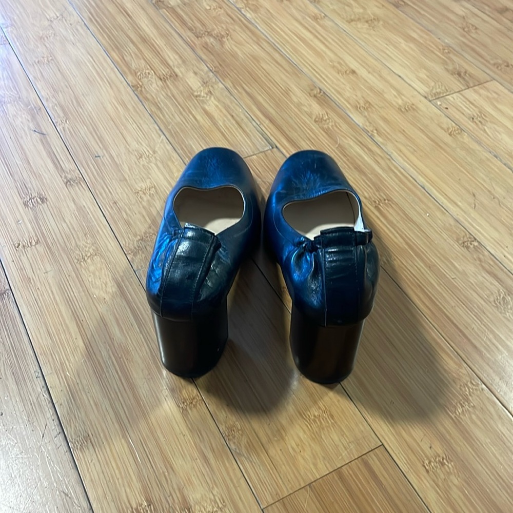 Everlane black pumps. Worn once. Too small. Perfect condition !!!